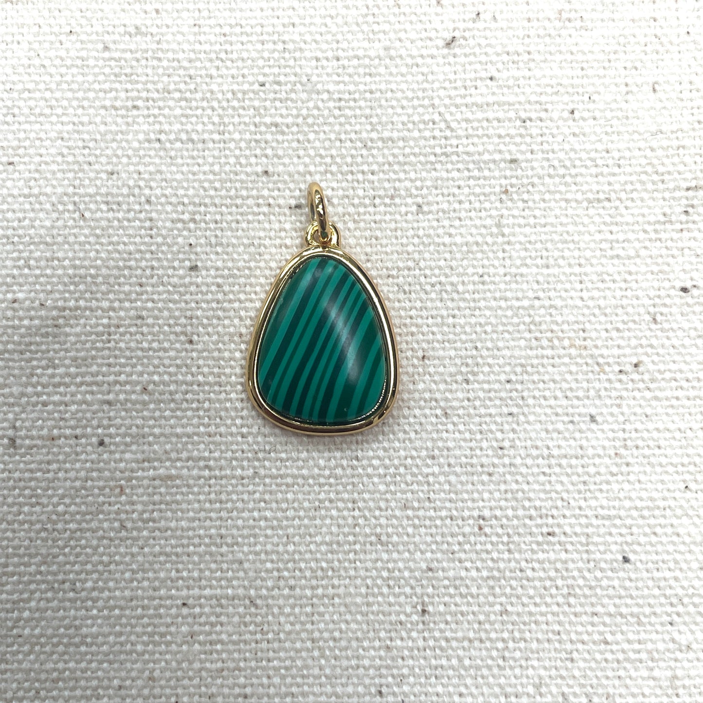 Pendant green stone